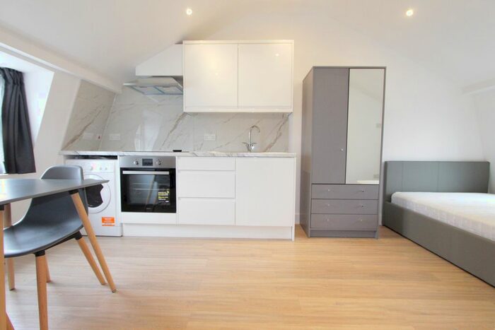 Studio To Rent In Edgware Road, London, W2