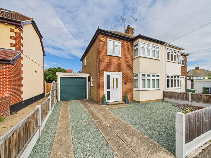 3 Bedroom Semi-Detached House For Sale In Lulworth Close, Stanford-Le-Hope, SS17