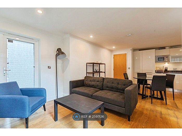 3 Bedroom Flat To Rent In Trinity Mews, London, E1