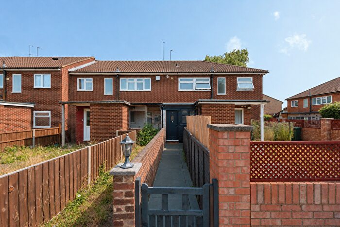 2 Bedroom Flat For Sale In Boundaries Road, Feltham, TW13