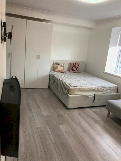 Studio To Rent In Hatton Road, Feltham, TW14