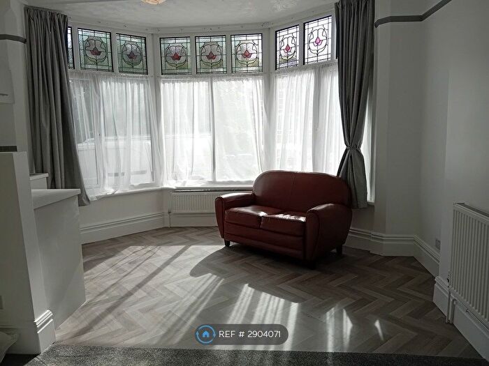 Studio To Rent In Heaton Chapel, Stockport, SK4