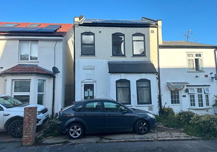 3 Bedroom Semi Detached House For Sale In Cross Lances Road, Hounslow, Middlesex, TW3