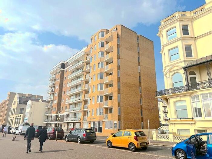 2 Bedroom Flat To Rent In Spa Court, Kings Esplanade, Hove, BN3