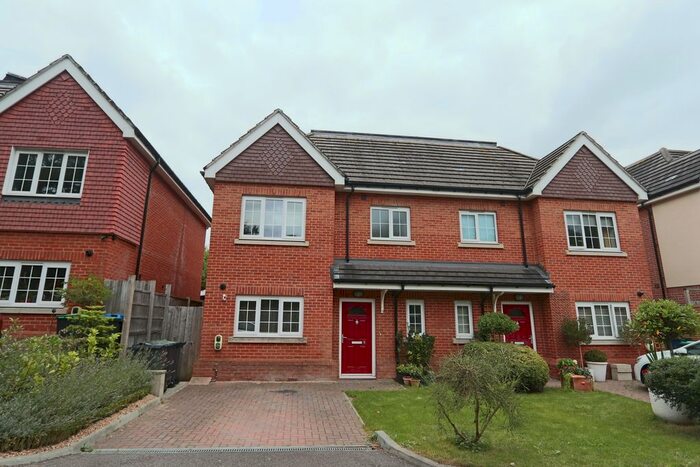 4 Bedroom Semi-Detached House To Rent In Cuthered Mews, Coulsdon, CR5