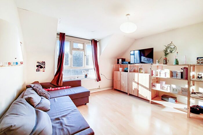 2 Bedroom Flat To Rent In Ingrave Street, London, SW11
