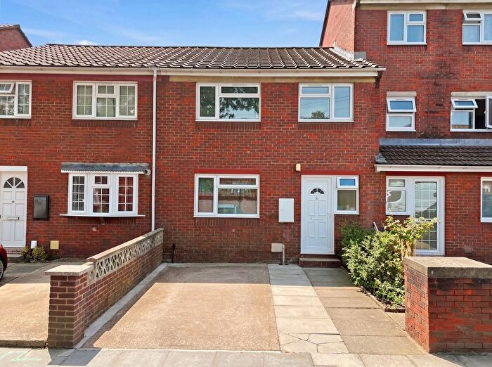3 Bedroom Terraced House For Sale In Usher Road, Bow, E3