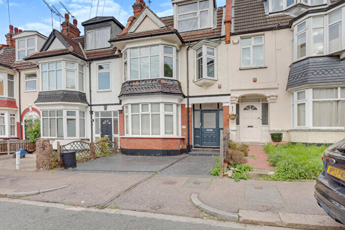 3 Bedroom Flat For Sale In Oakleigh Park Drive, Leigh-on-sea, SS9