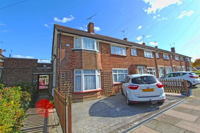 1 Bedroom Flat To Rent In Mendip Crescent, Westcliff On Sea, Essex SS0