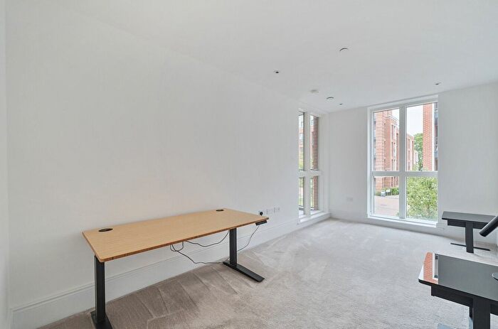 2 Bedroom Flat For Sale In Fellowes Rise, Winchester, Hampshire, SO22