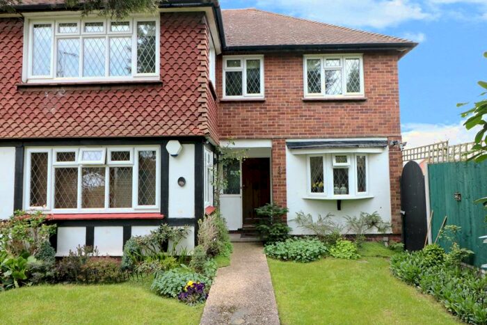 2 Bedroom Apartment To Rent In Warren Court, Chigwell, Essex, IG7