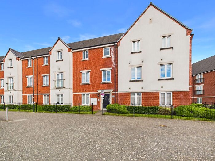 2 Bedroom Flat For Sale In Cornwell Avenue, Crawley, RH10