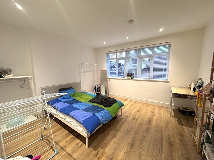 2 Bedroom Flat To Rent In Commercial Road, London, E1
