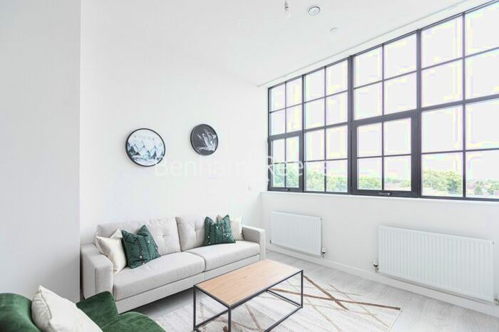 2 Bedroom Flat To Rent In Carnation Gardens, Hayes, UB3