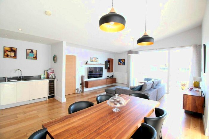 2 Bedroom Flat To Rent In Halyards Court, Brentford, TW8