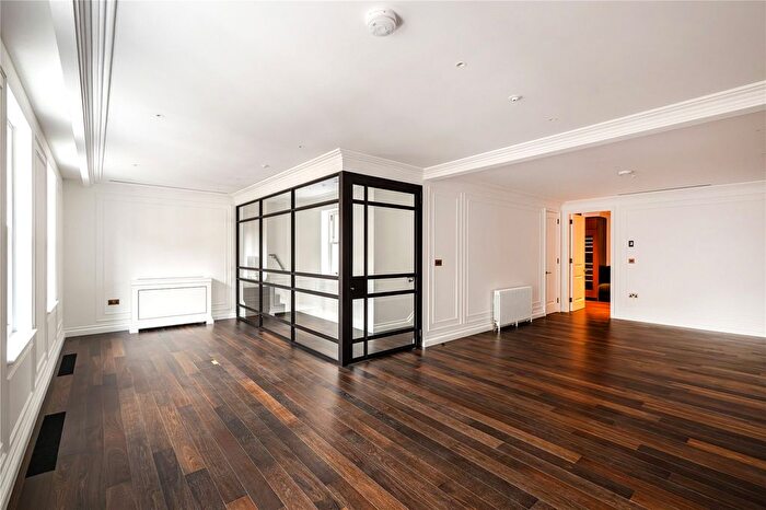 3 Bedroom Flat To Rent In Charles Street, Mayfair, London, W1J