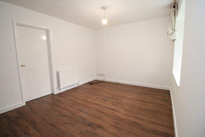 2 Bedroom End Of Terrace House To Rent In Somersby Close, Luton, LU1