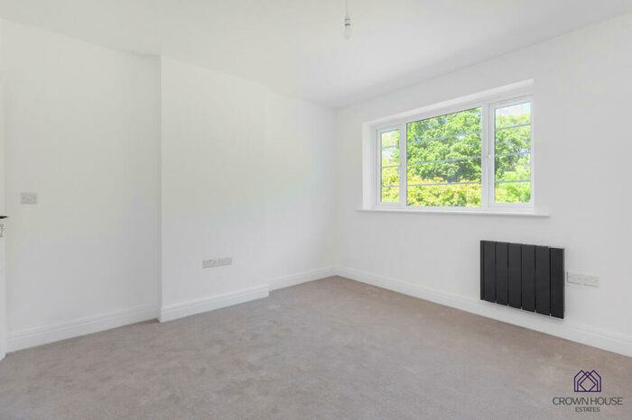 3 Bedroom Flat To Rent In Edgware Court, Edgware, Greater London, HA8