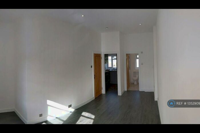 1 Bedroom Flat To Rent In Raglan Road, Knaphill, Woking, GU21