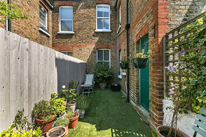 2 Bedroom Flat For Sale In Lyham Road, London, SW2