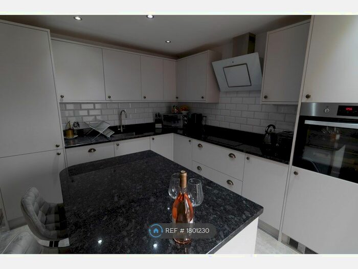 2 Bedroom Flat To Rent In Maple House, Shenfield, Brentwood, CM15