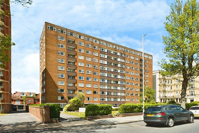 2 Bedroom Flat For Sale In Coombe Lea, Hove, BN3