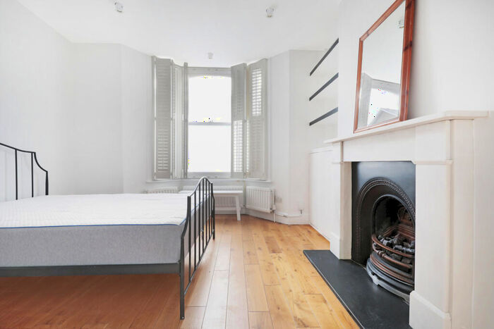 3 Bedroom Flat To Rent In Brook Drive, Elephant And Castle, SE11