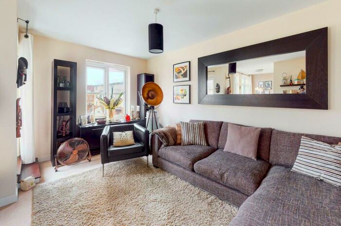 2 Bedroom Apartment To Rent In Magdalene Gardens, Whetstone, London, N20