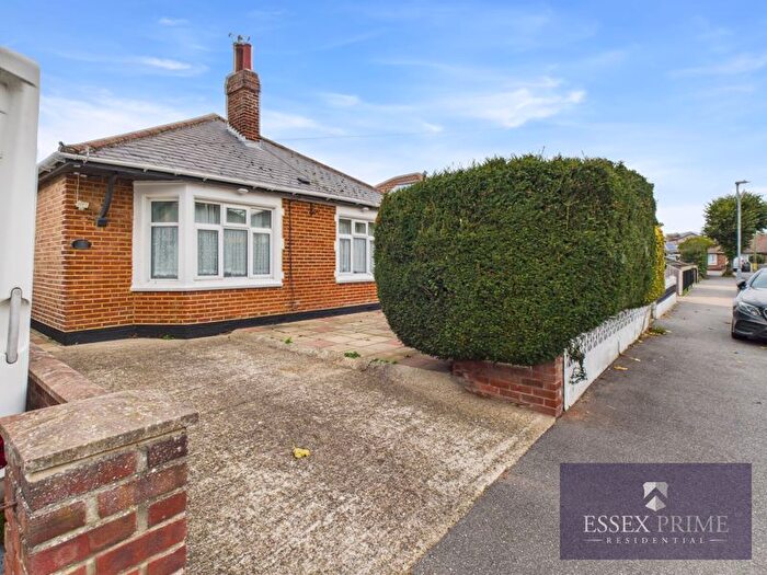 2 Bedroom Bungalow For Sale In Lake Walk, Clacton-On-Sea, CO15