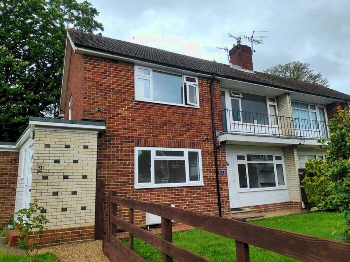 2 Bedroom Apartment To Rent In Holcon Court, Redhill, RH1