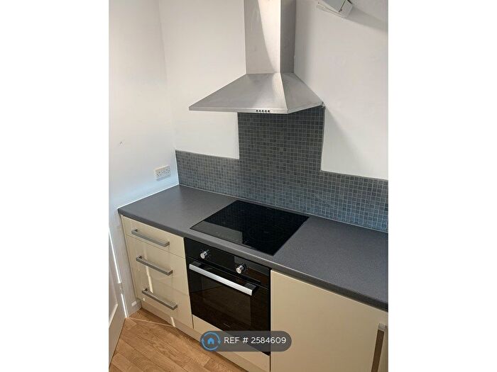 2 Bedroom Flat To Rent In High Street, Stoke-Sub-Hamdon, TA14