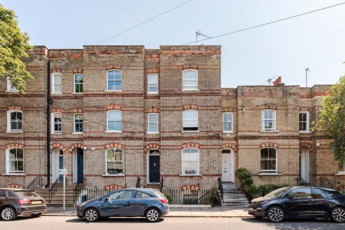 2 Bedroom Flat For Sale In Radcot Street, London, SE11