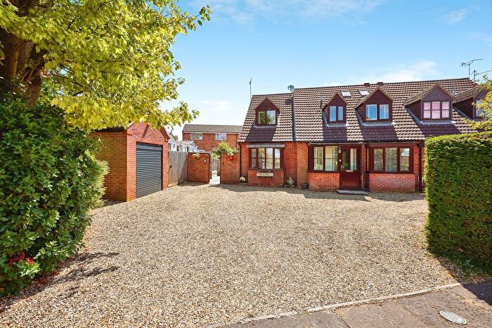4 Bedroom Semi-detached House For Sale In Walton Park, Peterborough, PE4