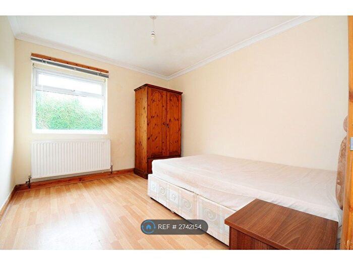 2 Bedroom Flat To Rent In North Finchley, London, N12