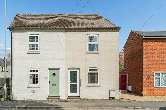 2 Bedroom Cottage For Sale In Hitchin Road, Shefford, SG17