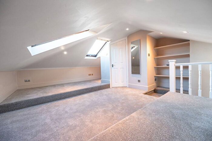 2 Bedroom Flat To Rent In Station Road, Finchley, London, N3