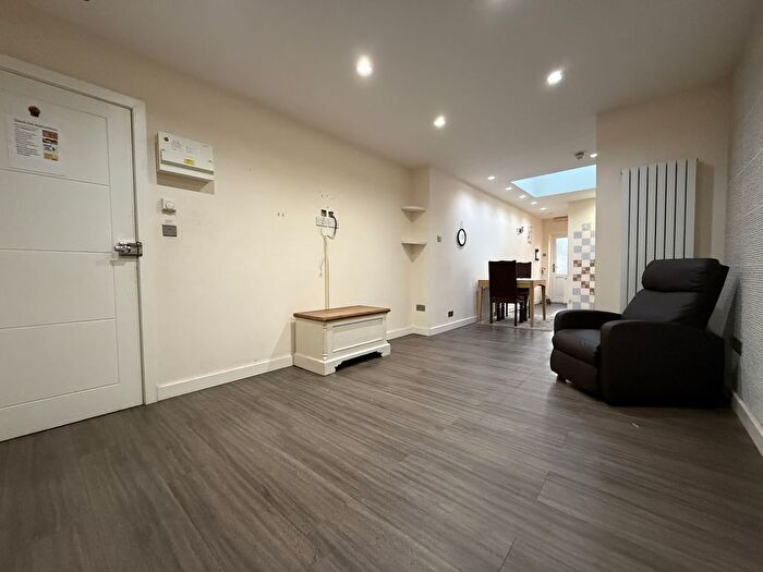 1 Bedroom Flat To Rent In Vicarage Farm Road, Hounslow, TW3