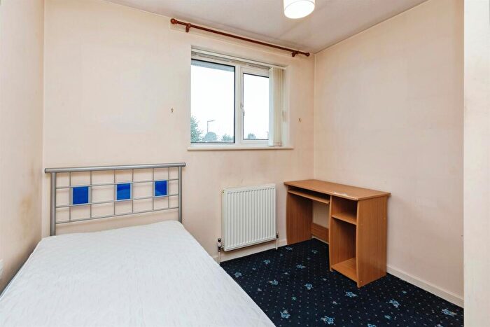 3 Bedroom End Of Terrace House For Sale In Bracken Way, Aylesbury, HP21