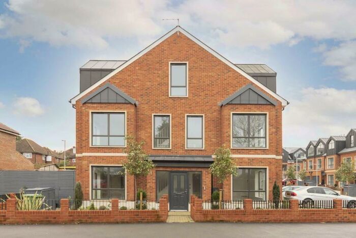 4 Bedroom Detached House To Rent In Lower Marsh Lane, Surbiton, KT1