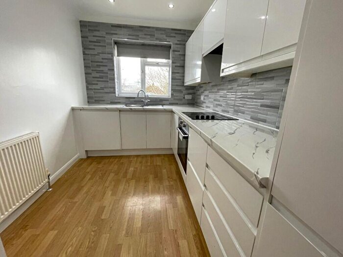 2 Bedroom Flat To Rent In Holyrood Road, Barnet, North London, EN5