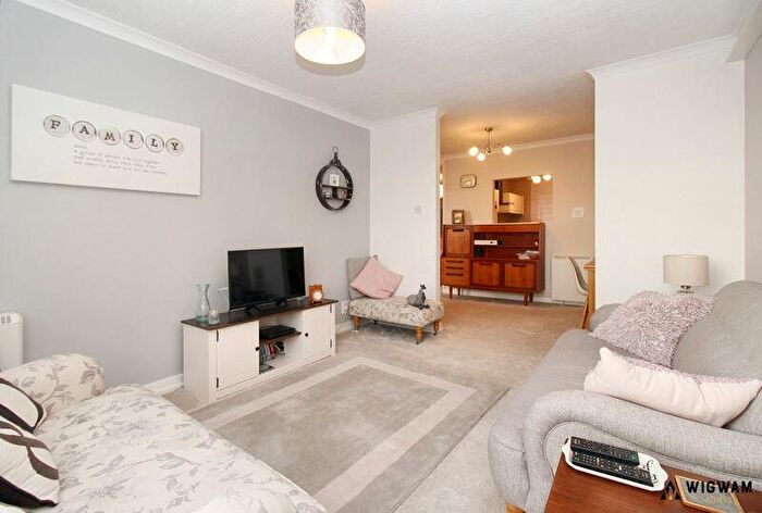 2 Bedroom Flat For Sale In Compass Road, Hull, HU6