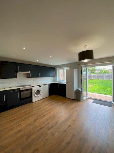 4 Bedroom Semi-Detached House To Rent In Bilton Road, Perivale, Greenford, UB6