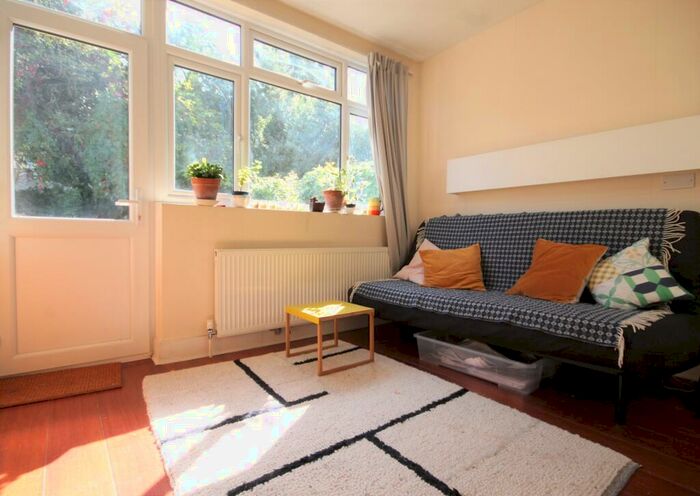 Studio To Rent In Alexander Road, Islington, N19