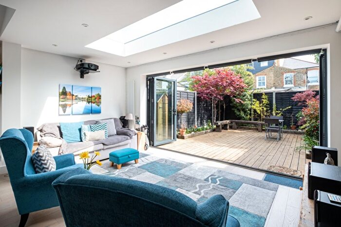 2 Bedroom Flat To Rent In Cavendish Road, London, SW12