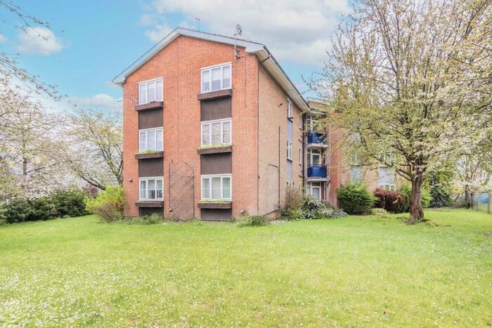 4 Bedroom Flat To Rent In Kingston Vale, London, SW15