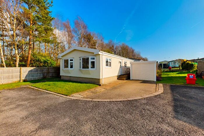 2 Bedroom Park Home For Sale In First Avenue, Holly Lodge, Tadworth, Surrey, KT20