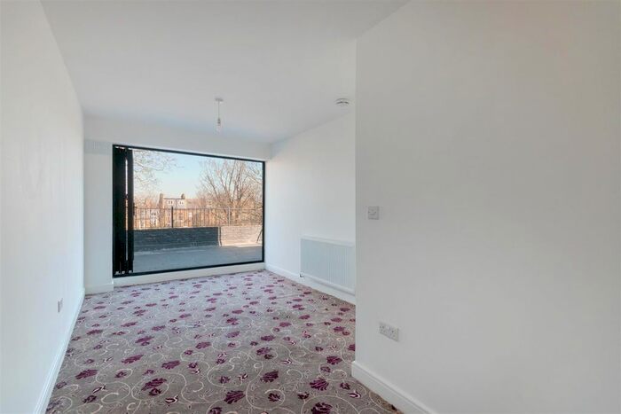 2 Bedroom Flat To Rent In Upper Richmond Road, Putney, London, SW15