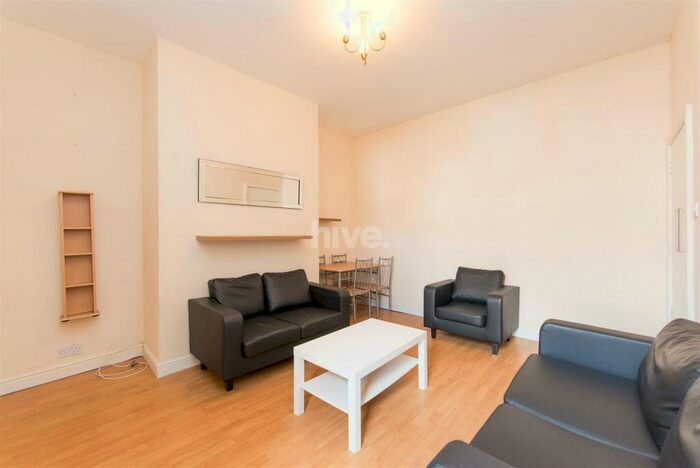 3 Bedroom Flat To Rent In Simonside Terrace, Heaton, Newcastle Upon Tyne, NE6