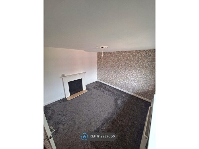 3 Bedroom Semi-Detached House To Rent In Blackthorne Close, Dudley, DY1