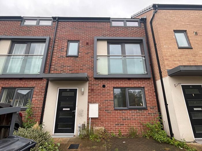 2 Bedroom House To Rent In Paddock View, Doncaster, DN1